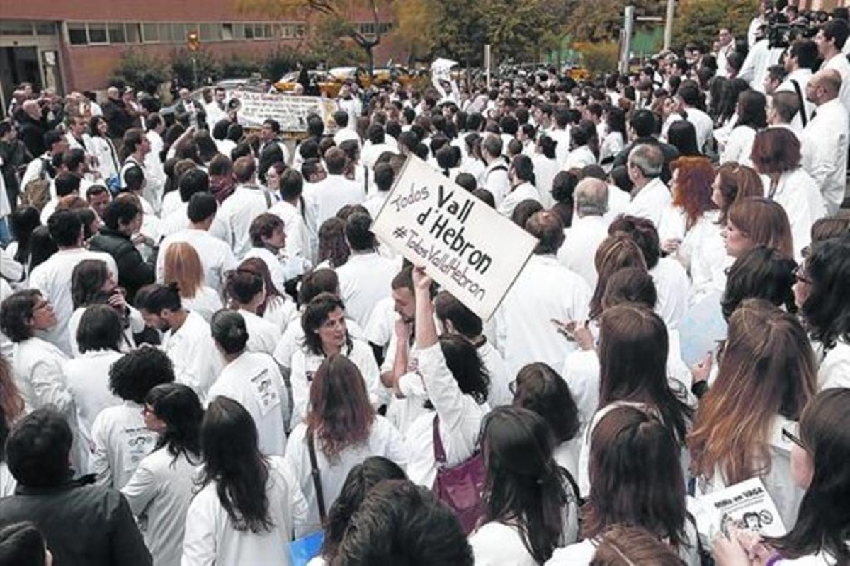 Metges interns residents (MIR) de l’Hospital del Vall d’Hebron, en un acte de protesta per la seva precarietat laboral, el18 de febrer passat.