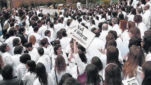 Médicos internos residentes (MIR) del Hospital del Vall d’Hebron, en una imagen de archivo, en un acto de protesta por su precariedad laboral.