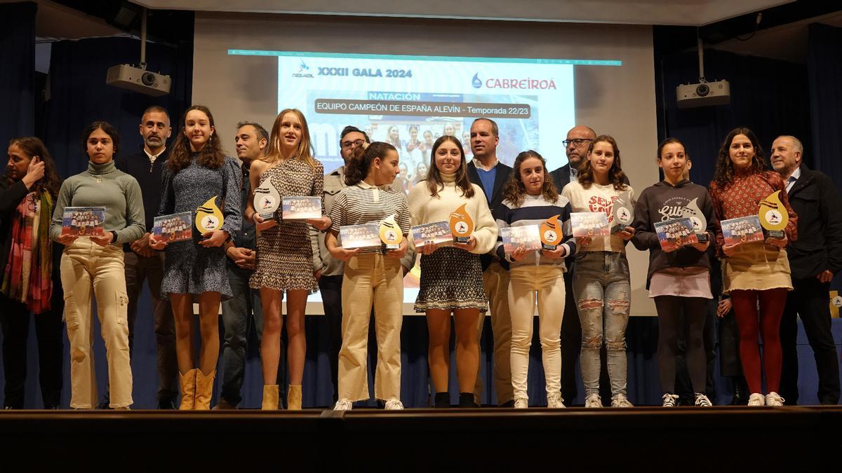 Un grupo de nadadoras del Navial premiadas en la gala de este club.