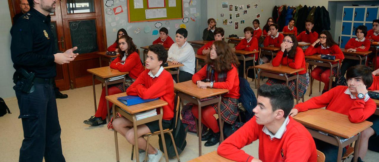 Agentes de la Policía Nacional durante una charla sobre ciberacoso a escolares. // R.V.