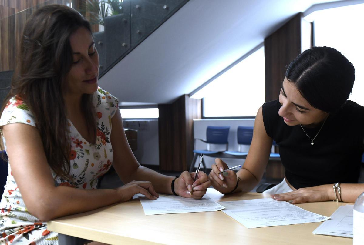 Viajeras rellenan un cuestionario antes de entrar a consulta en el Centro de Vacunación Internacional