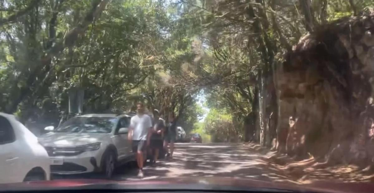 One of the videos recorded on Sunday captured improperly parked vehicles blocking a lane on the Anaga Expressway.