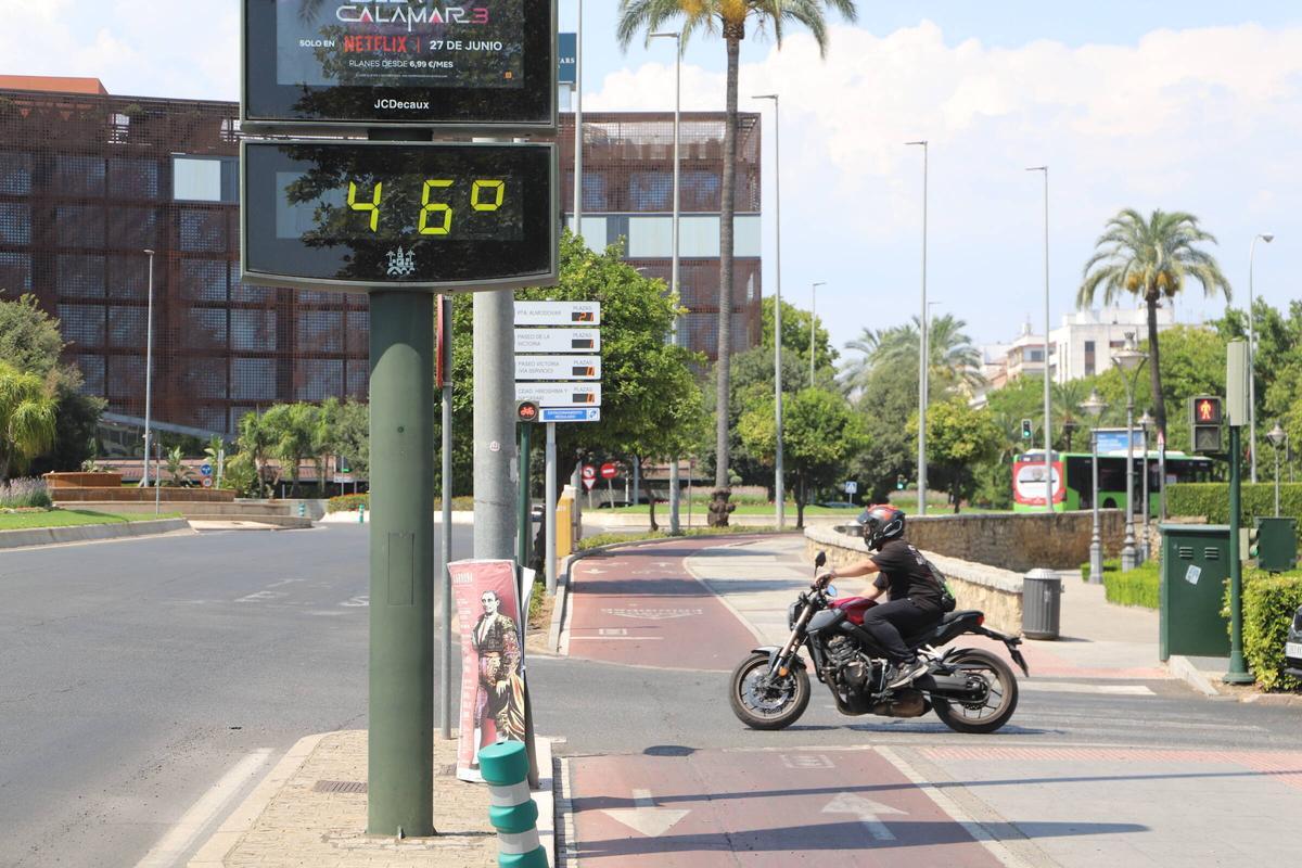 Un motorista en la avenida de Vallellano, durante una ola de calor.