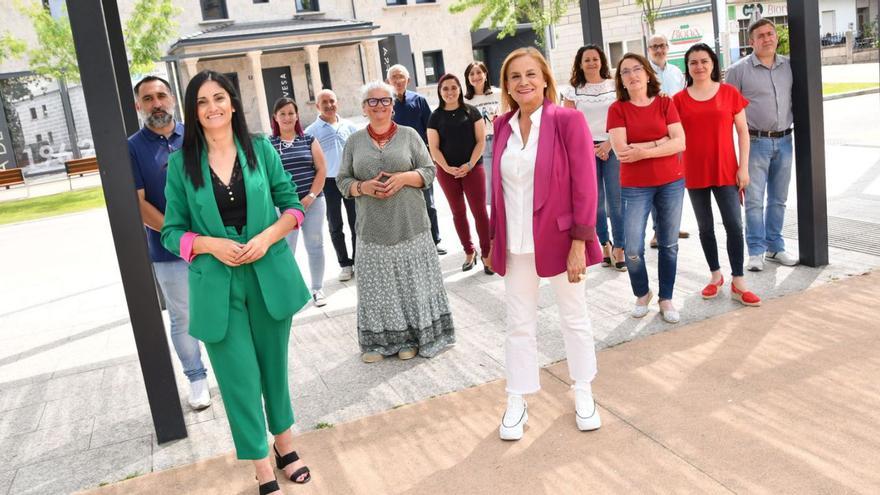 Verónica Tourón, Carmela Silva y el resto de la candidatura delante del nuevo Centro Cívico.   // D.P.