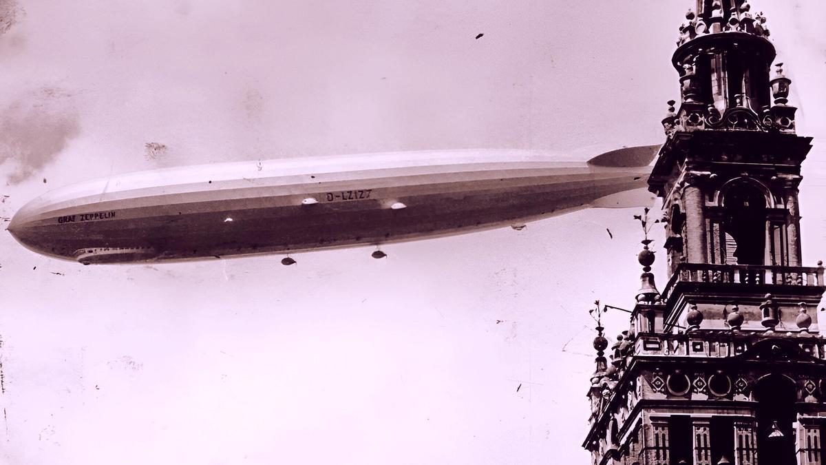 El monstruo de la navegación aérea alemana, elGraf Zeppelin, surcando los cielos de Sevilla junto a la Giralda