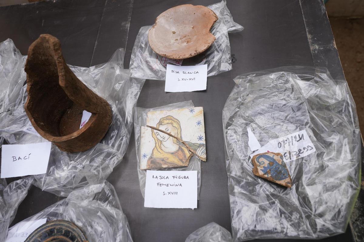 Restos hallados en las excavaciones de la antigua capilla de la Misericòrdia, en el barrio del Raval, en Barcelona.