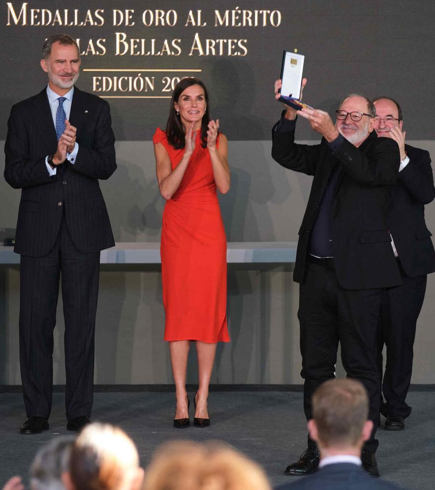 La reina Letizia deslumbra en Tenerife con el vestido más viral de Zara