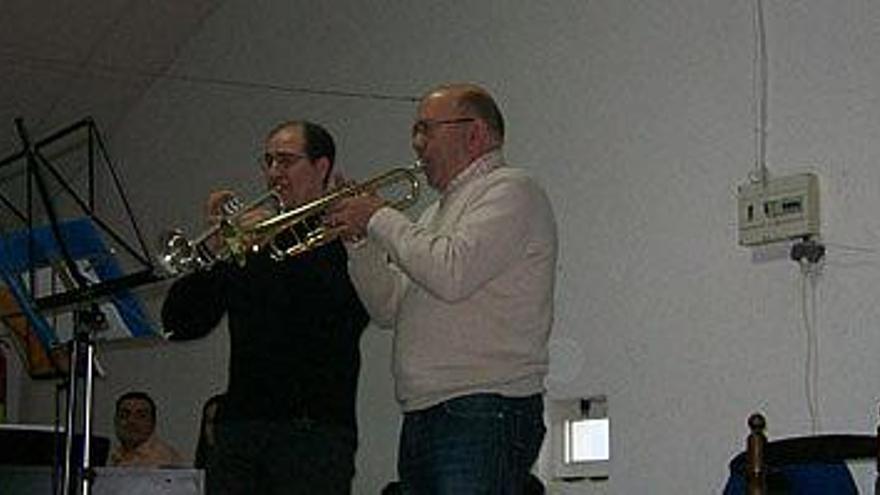 Dos miembros de la Escuela de Música de El Cubo tocando la trompeta.