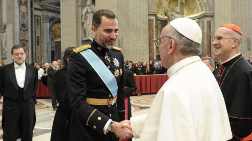 Los príncipes de Asturias y Mariano Rajoy, ayer, durante su encuentro con el papa Francisco. / &#039;osservatore romano&#039;