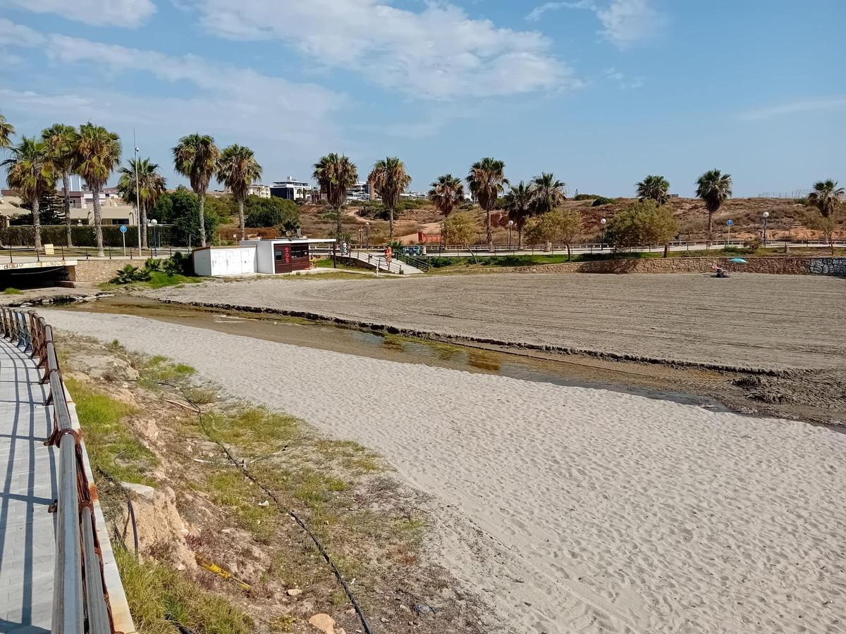 Vertido de agua que llega hasta el mar en Playa Flamenca