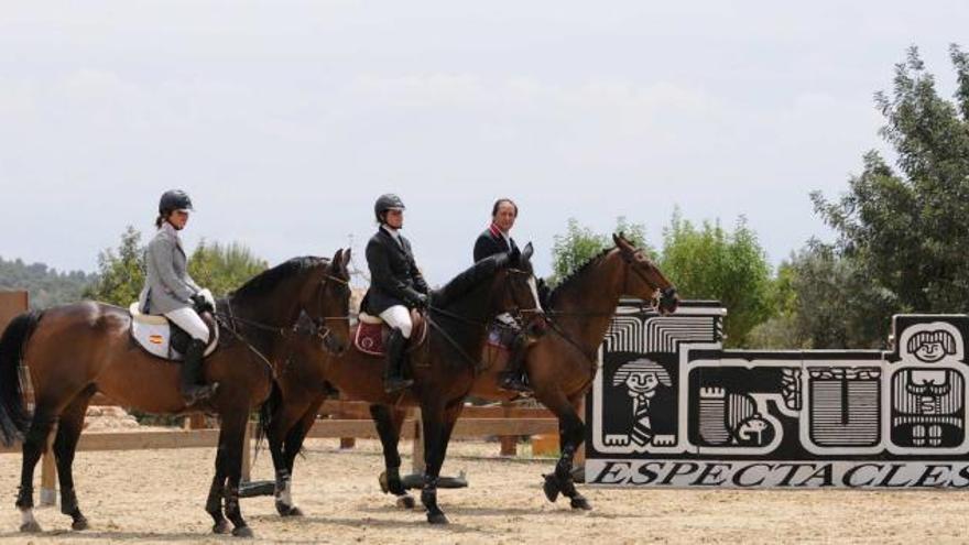 Janinie González, Laura López y David Usón, con sus respectivos caballos, en la entrega de trofeos.