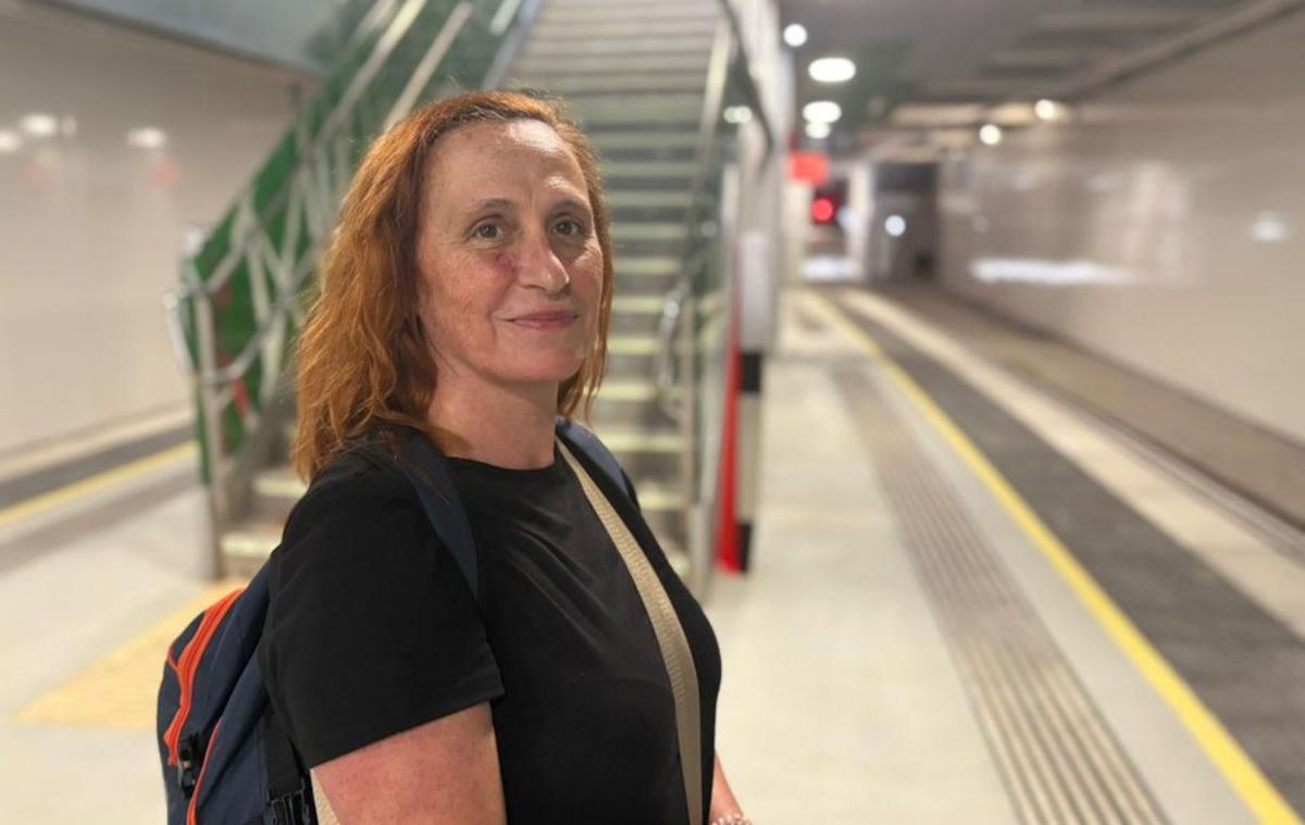 Nuria Alonso en la estación de La Felguera. | D. O.