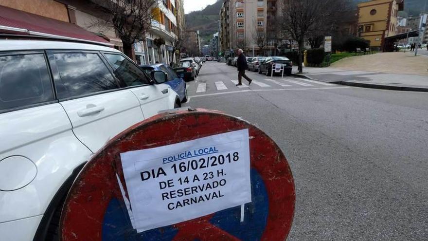 Los coches ceden el paso al Antroxu en Mieres