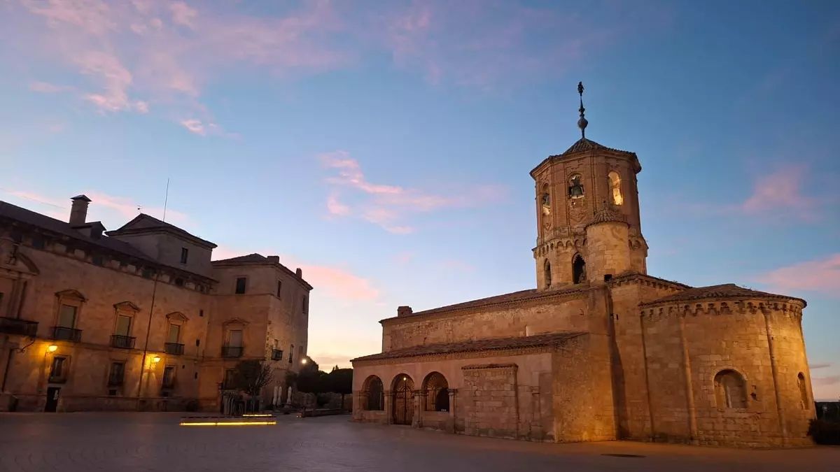 La Iglesia de San Miguel y el Palacio de los Hurtado de Mendoza iluminan la Plaza Mayor al atardecer, corazón monumental del Pueblo Mágico de Almazán