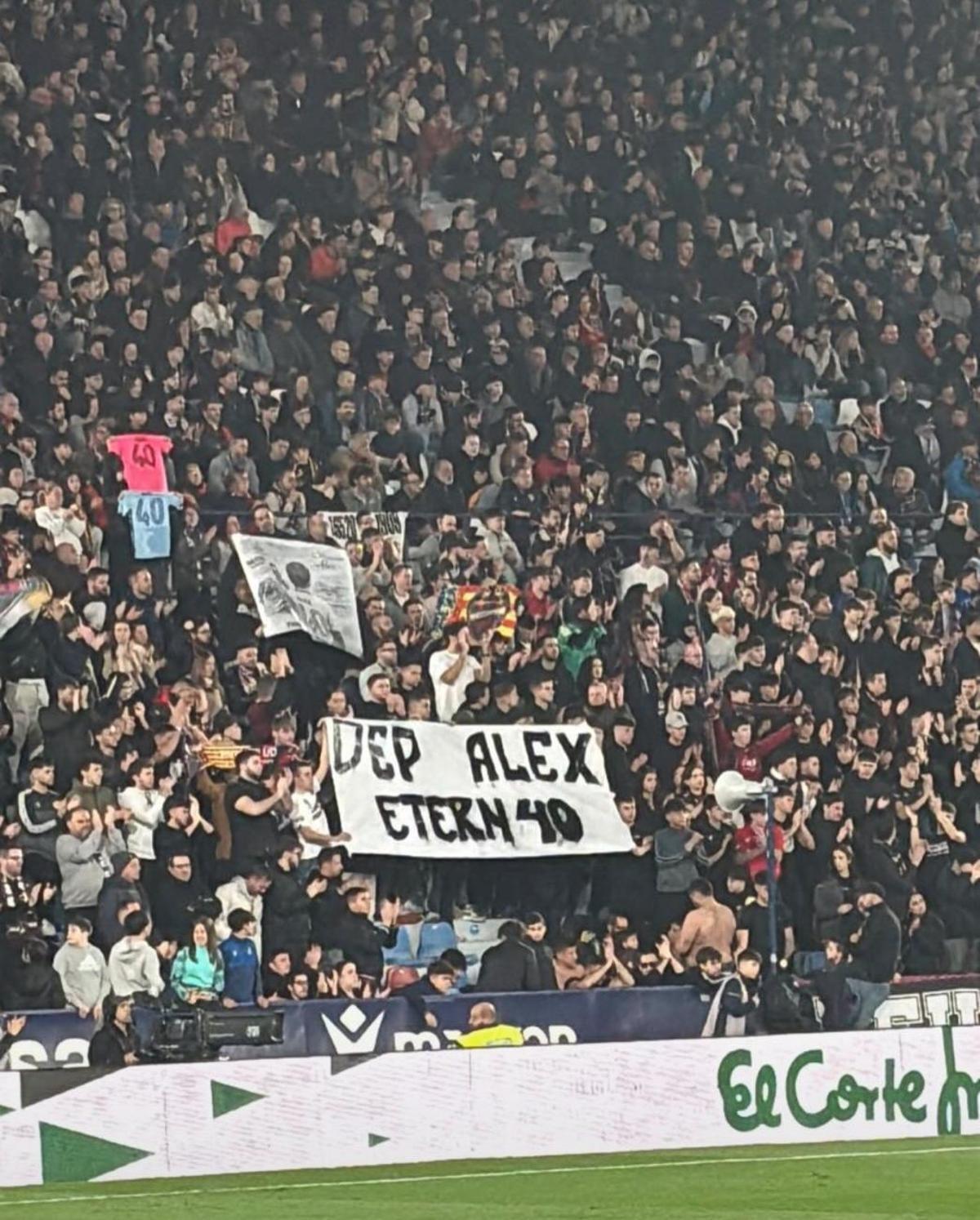 Pancarta en recuerdo a Álex en el encuentro entre el Levante UD y el Atlético de Madrid.