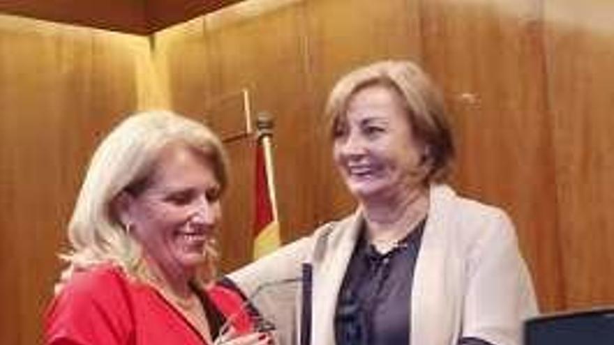 Carmen Rodríguez recibe la distinción de la Alcaldesa.