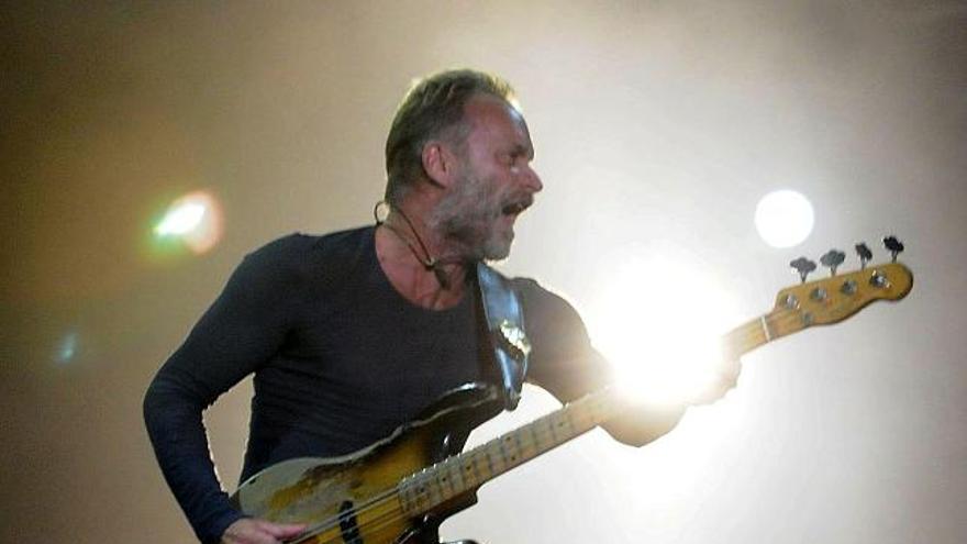 El cantante de Police, Gordon Matthew Sumner, Sting, durante la actuación que la banda ha ofrecido esta noche en el Festival Rock in Río que se celebra en la ´Ciudad del Rock´ de la localidad madrileña de Arganda del Rey.EFE/Kiko Huesca