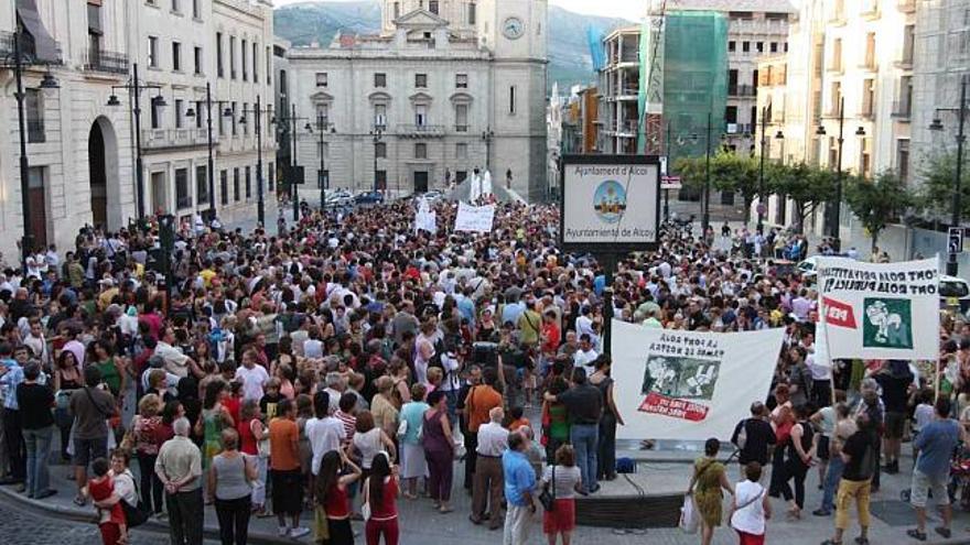 Imagen de la manifestación celebrada en julio, en la que cientos de alcoyanos exigieron la paralización del proyecto