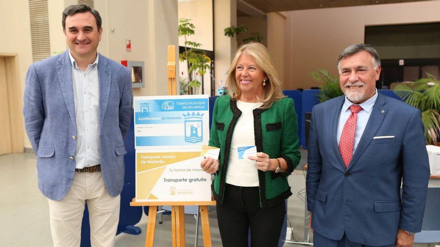 Policías locales de Marbella controlan el uso de los abonos gratuitos en los autobuses urbanos