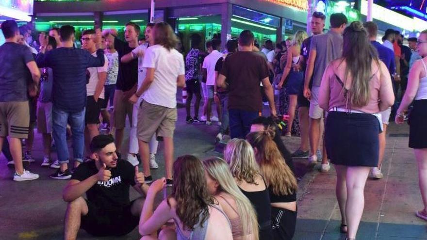 Joves turistes en una zona de bars de Magaluf