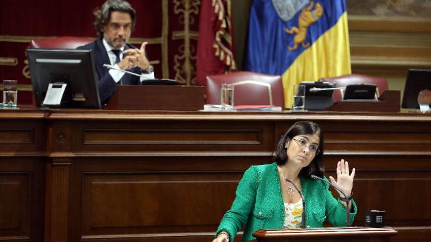 La consejera de Economía del Gobierno canario, Carolina Darias, ayer durante su intervención en el pleno.