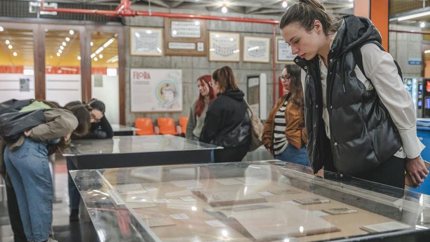 Varias jóvenes observan el material de la exposición, en el edificio de Ferro.