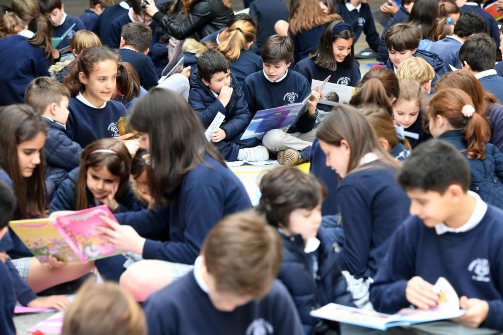 Todos los alumnos participan en un acto para celebrar el Día del Libro en el que los mayores leen libros a los pequeños.