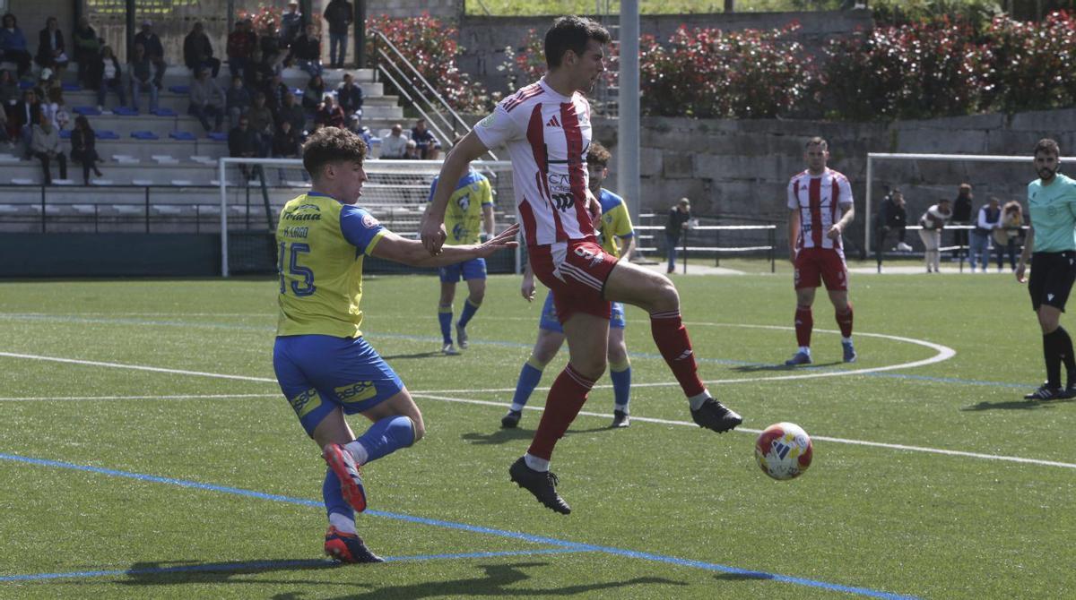 Manufre descarga un balón en el encuentro entre el Alondras y el Cambados.
