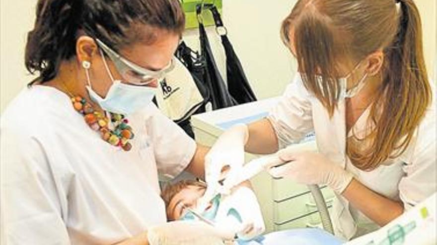 Las visitas al dentista en Castellón se reducen a la mitad por la crisis