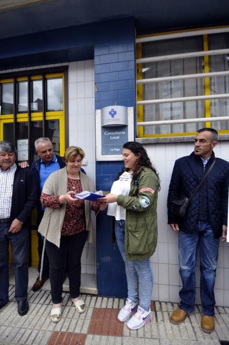 Manifestación frente al centro de salud de La Vega