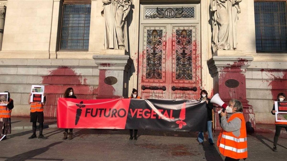 Activistas de Futuro Vegetal, tras arrojar pintura contra la fachada del Ministerio de Agricultura.