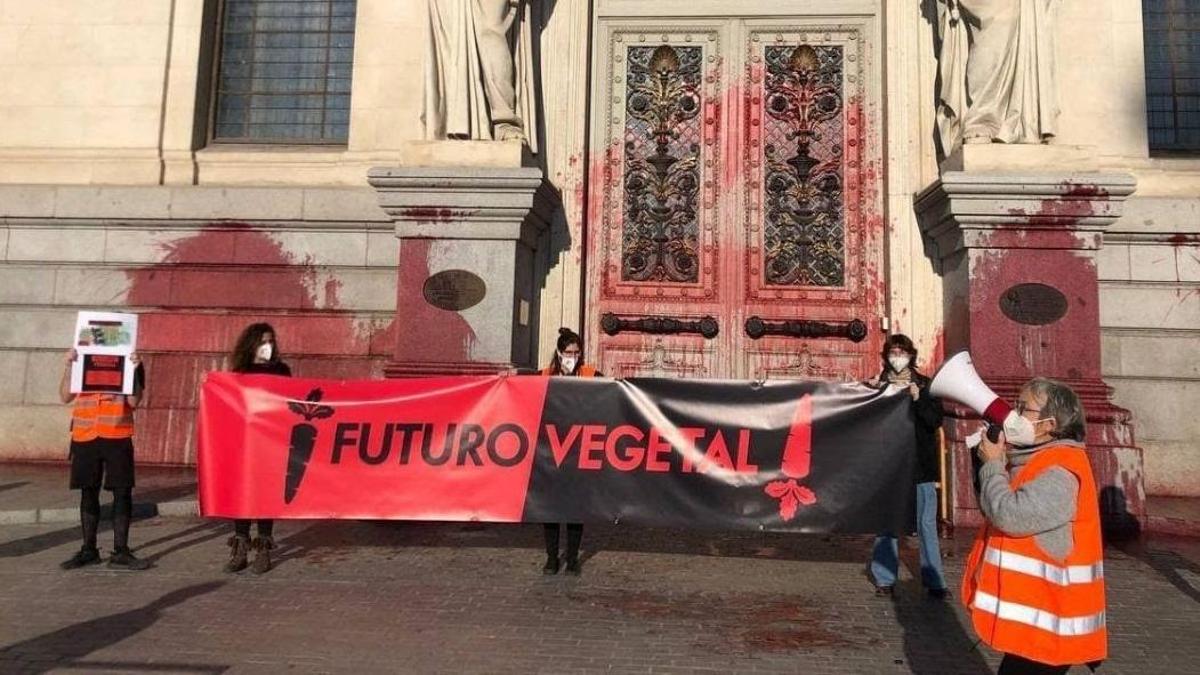 Activistas de Futuro Vegetal, tras arrojar pintura contra la fachada del Ministerio de Agricultura.