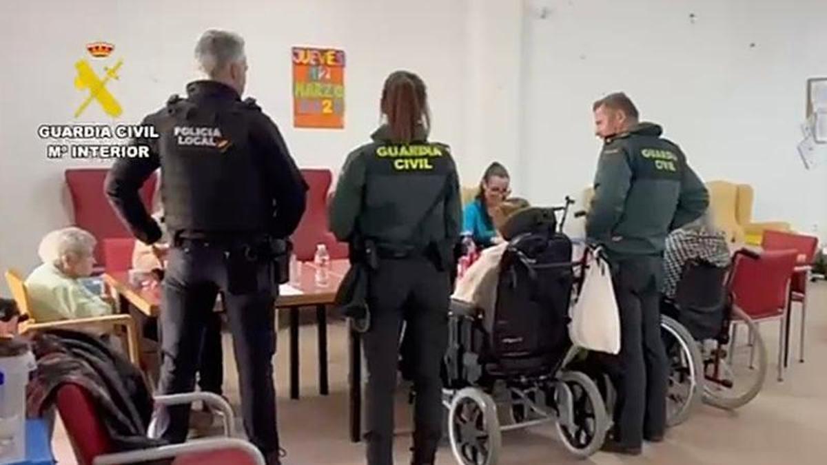 La Guardia Civil investiga a una vecina de Santiago por hurtos y malos tratos en centros de mayores