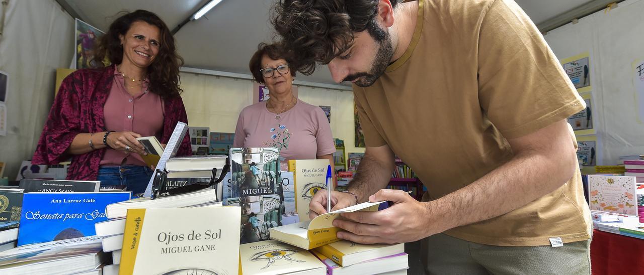 Miguel Gane en la carpa de la librería Azahar firmando ejemplares de su último libro ‘Ojos de sol’