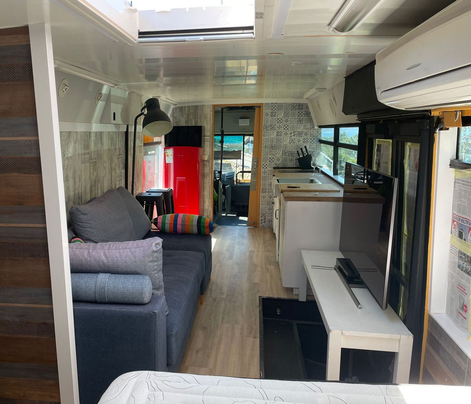 Un hogar dentro de un autobús: así es el vehículo camperizado más singular de este camping gallego