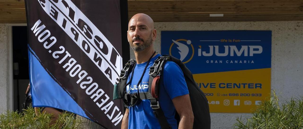 Leo Magno, instructor de paracaidismo.