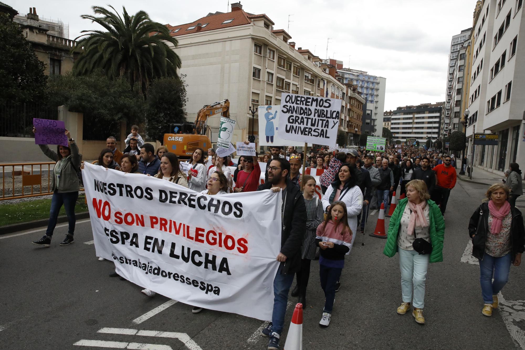 En imágenes: Los sanitarios se manifiestan en Gijón al grito de "no queremos más dinero, queremos mejores condiciones laborales"