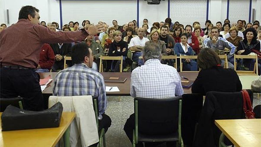 Primera reunión de la asociación de vecinos del casco histórico de Baiona, ayer, en el colegio Covaterreña.