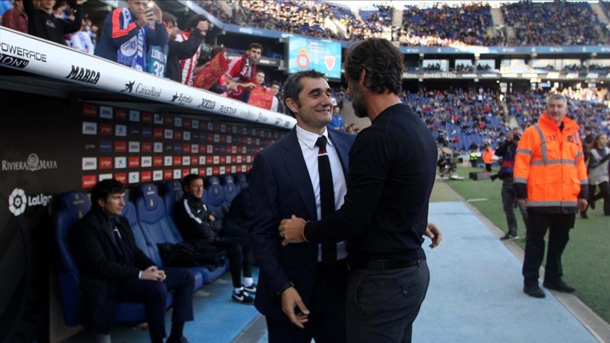 Ernesto Valverde, saludando a Quique Sánchez Flores, en su última visita al estadio de Cornellà