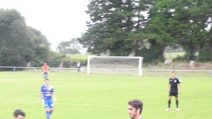 Jorge Serrano en el amistoso de Colombres ante el Ribadedeva.