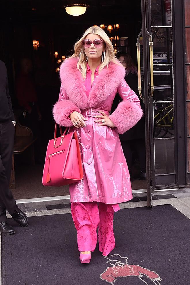 Jessica Simpson con total look rosa