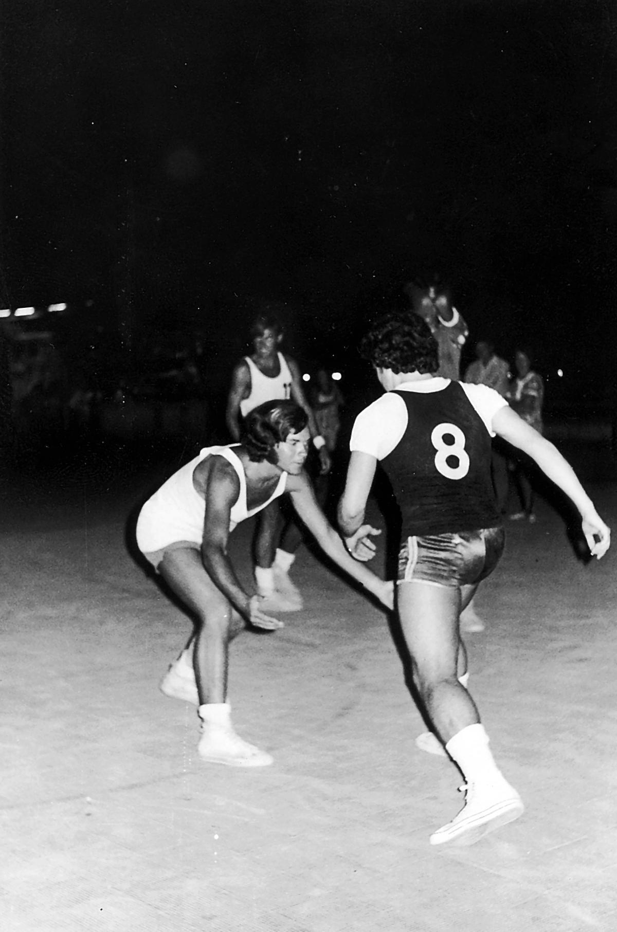 Membres de la secció de bàsquet que hi havia al Centre Excursionista Montclar. Fotografia de 1960.