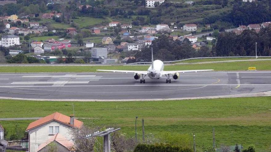 Un avión en la pista de Alvedro, el pasado año.