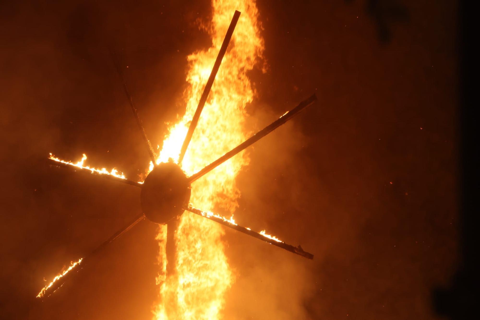 Cremà de las Hogueras de San Vicente, en imágenes