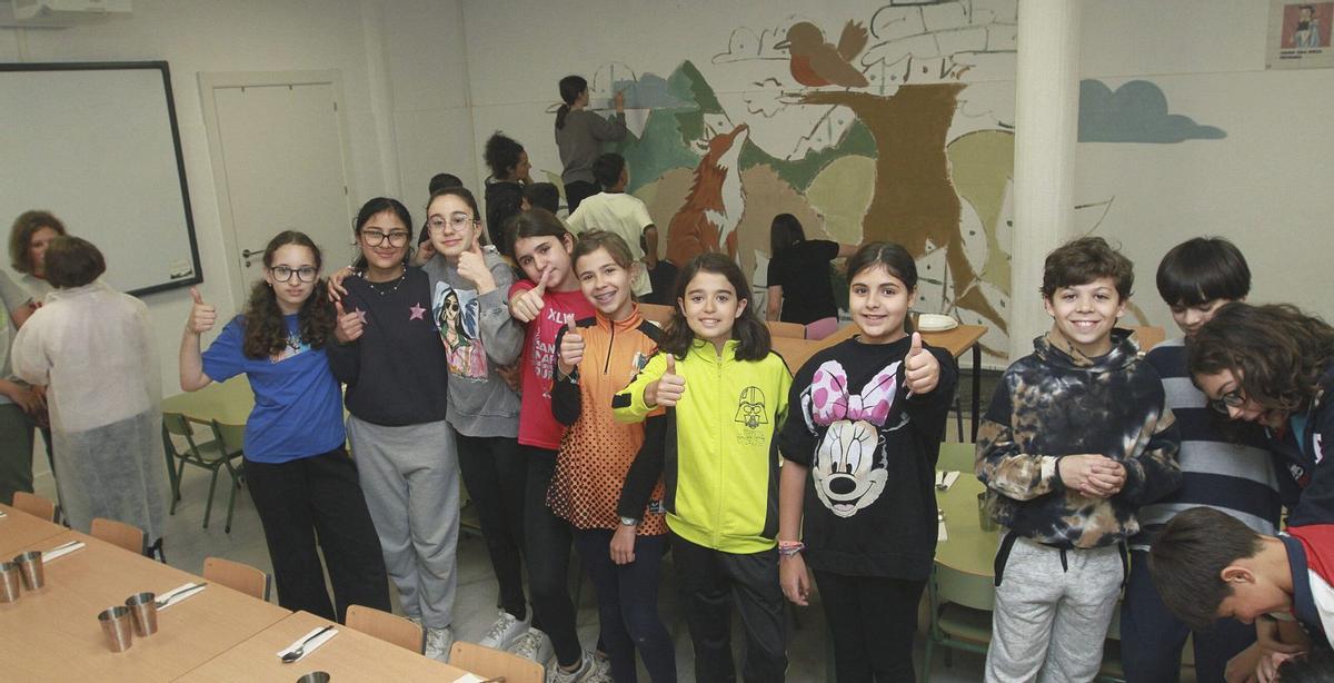 Los escolares de sexto curso coloreando el mural en el comedor del CEIP Curros Enríquez. | IÑAKI OSORIO