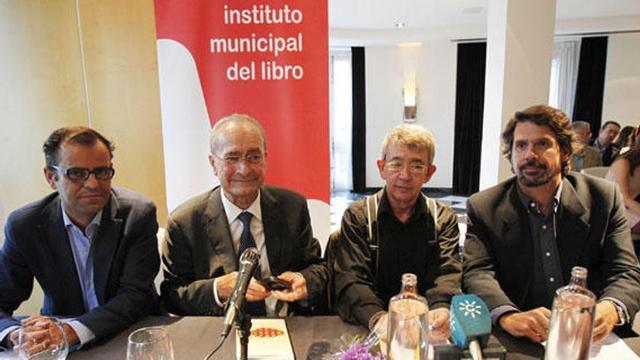 Busutil acompañado del alcalde, Teodoro León Gross y Juande Mellado.