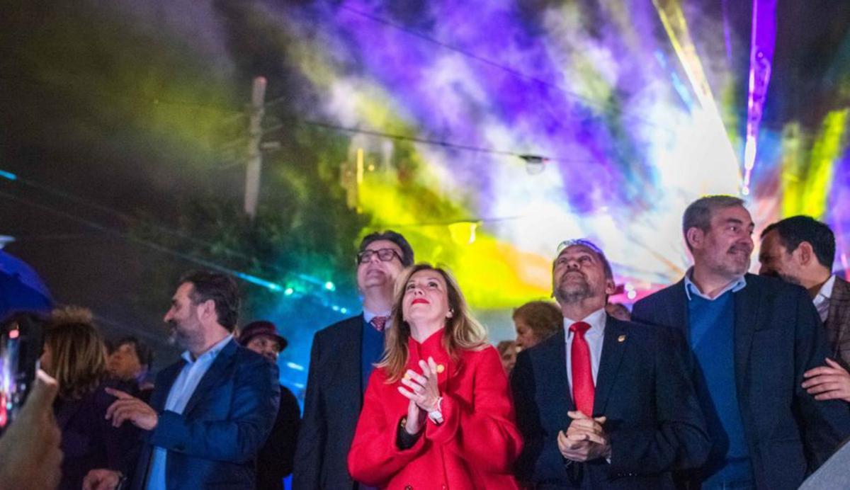 El Palacio Insular se ilumina por primera vez para animar las fiestas