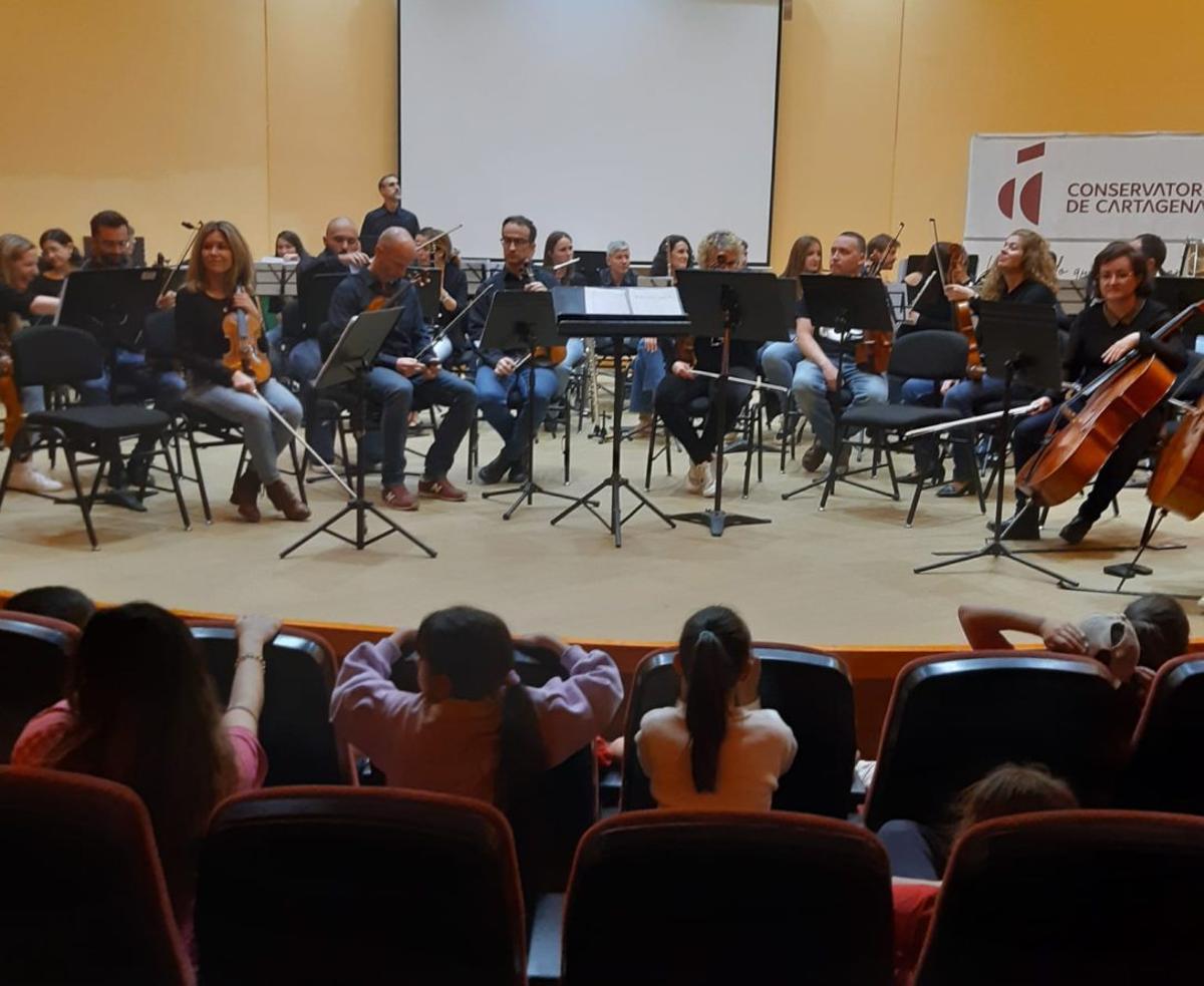 Los alumnos disfrutan de uno de los conciertos en el Conservatorio de Cartagena. | A. C.