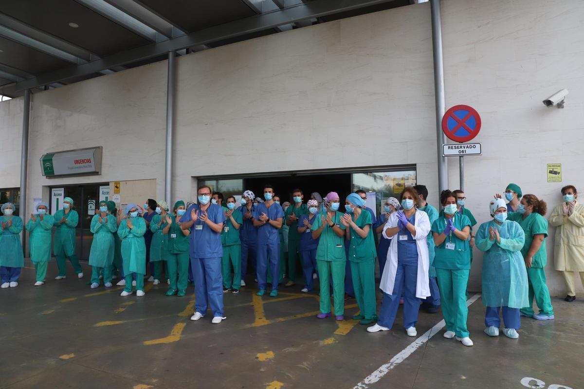 Aplausos en apoyo del personal sanitario en la puerta de Urgencias del hospital Reina Sofía en los primeros días de la pandemia del coronavirus en 2020.