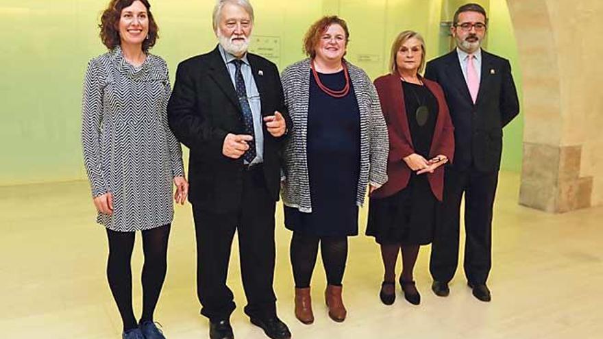 Miembros del Govern y del Institut d´Estudis Catalans.